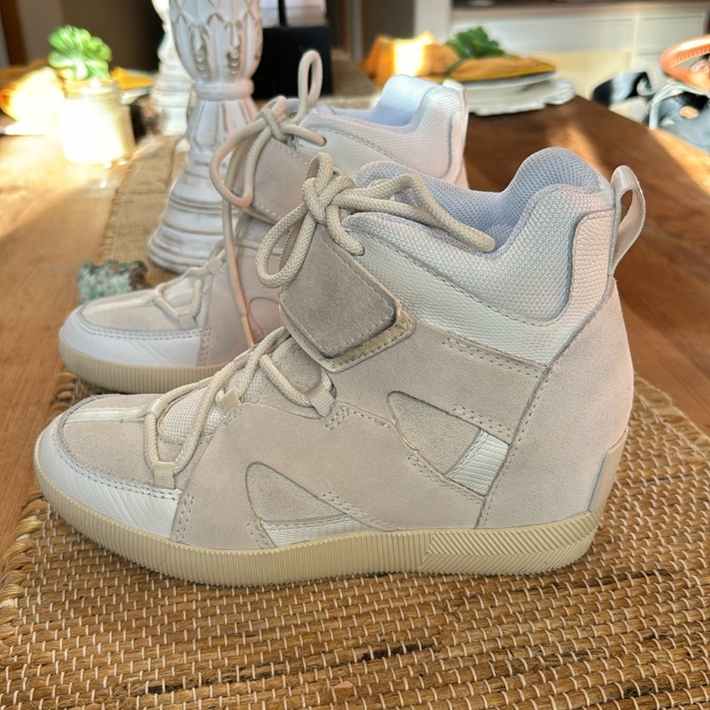 Sorel out N about white suede wedged sneaker size 8
